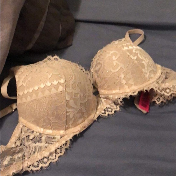 Bra Bundle size 32a/b all fit around the same size. two are 30b but fit same - Picture 4 of 13